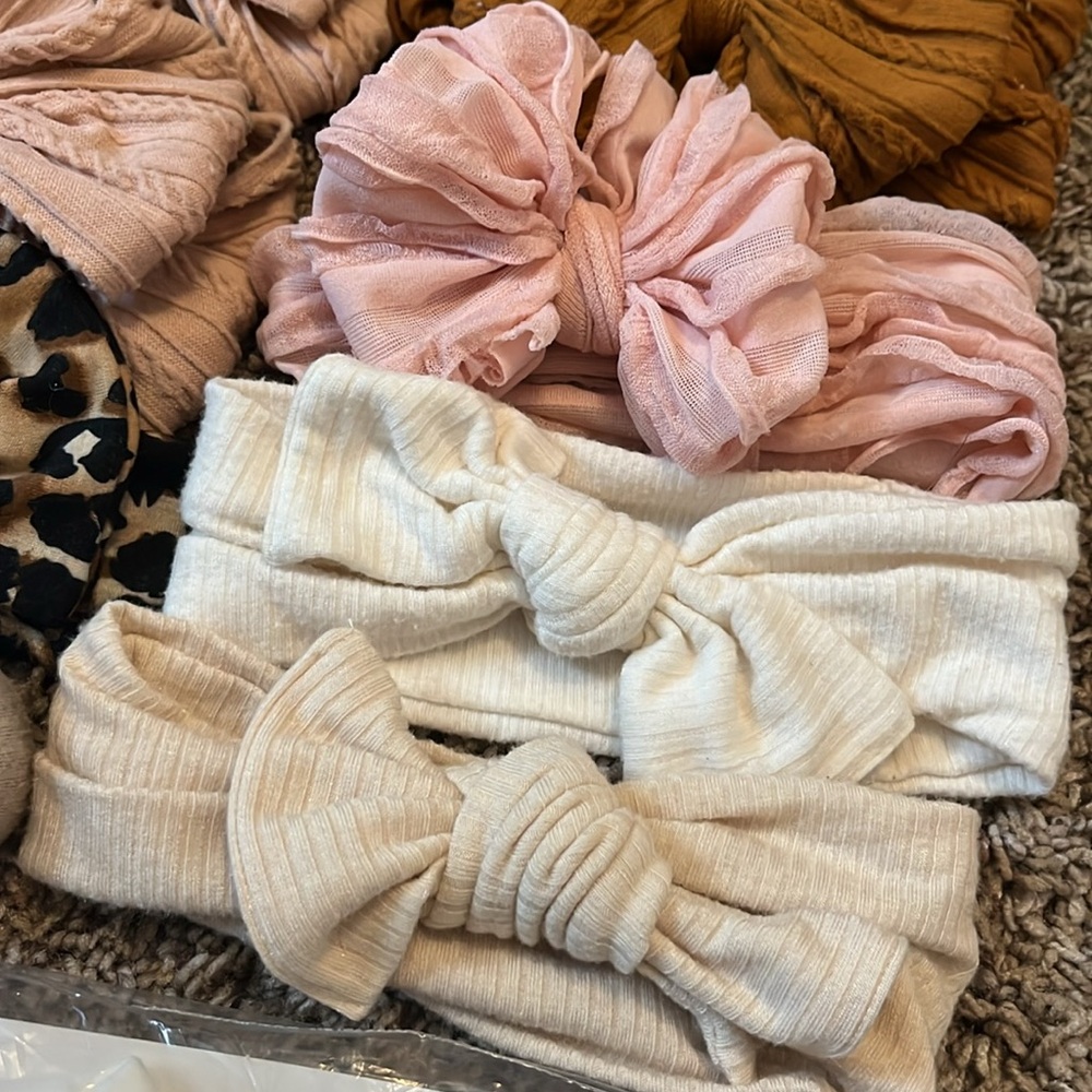 Large bow lot for baby/toddler - Picture 2 of 4
